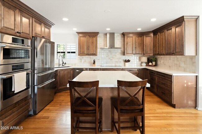 Building Photo - 1025 E Morten Ave