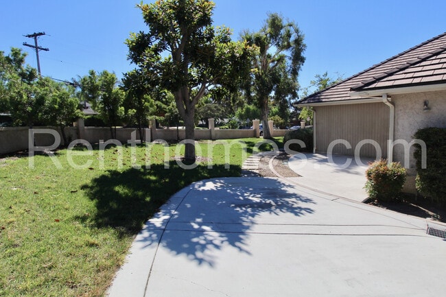 Building Photo - 2822 Mesa Dr