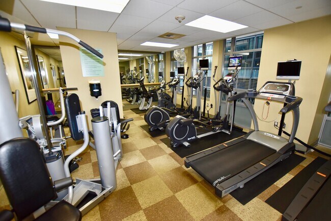 Building Photo - Beautiful Downtown 2 Bedroom Condo - Spaci...