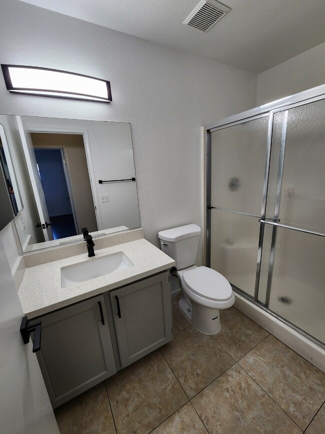 Full Bath - 929 Dusty Creek St