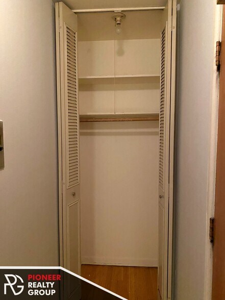 Building Photo - 502 W Briar Pl