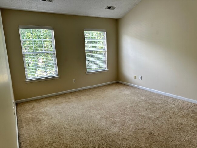 Building Photo - Single family home in Springhill! Availabl...