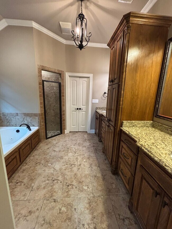 Building Photo - Large 4 Bedroom Home in Benton