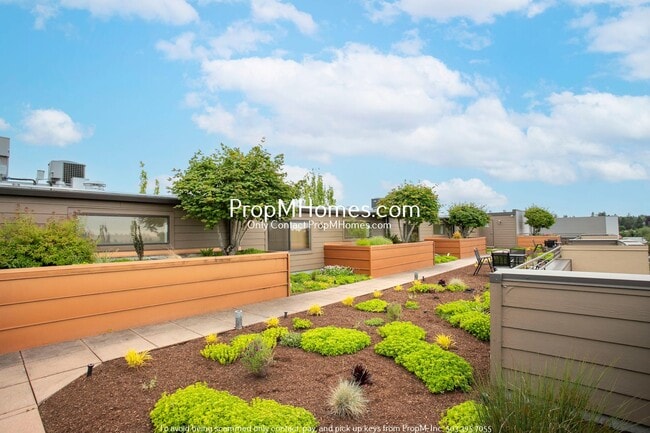 Building Photo - Light Filled One Bedroom Condo In Gresham!