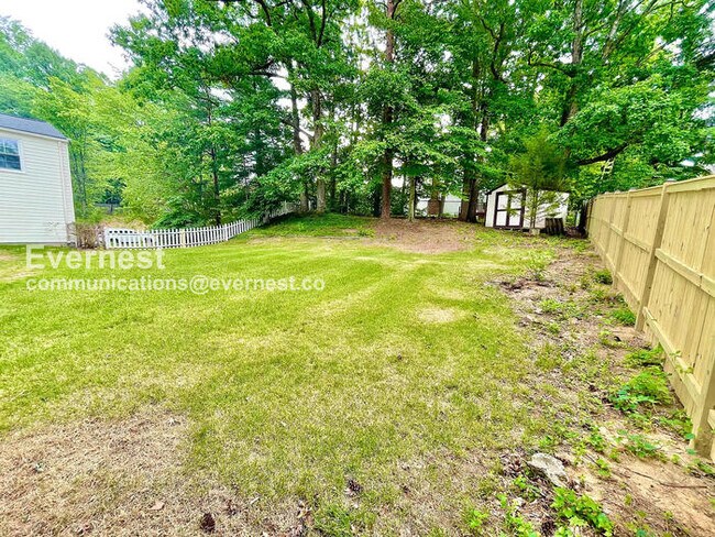 Building Photo - 3 Bed, 2.5 Bath Home with Fenced Yard & Garage / Pet-Friendly / Available Now!