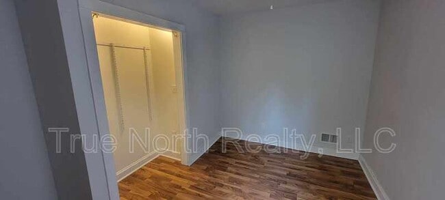 Building Photo - 1683 1/2 Oak Street