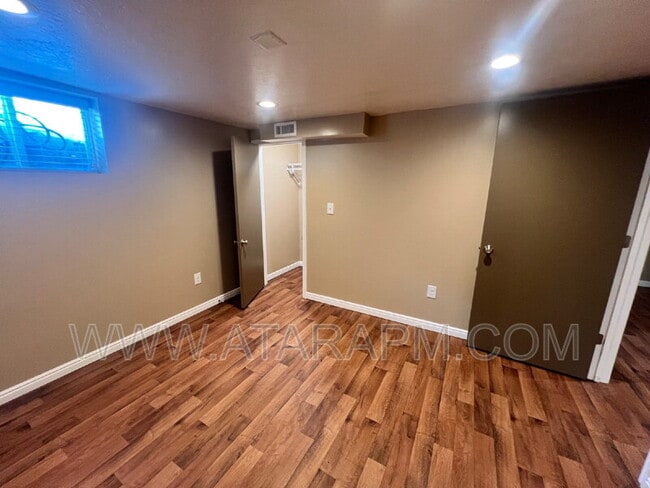Building Photo - 871 Foothill Dr