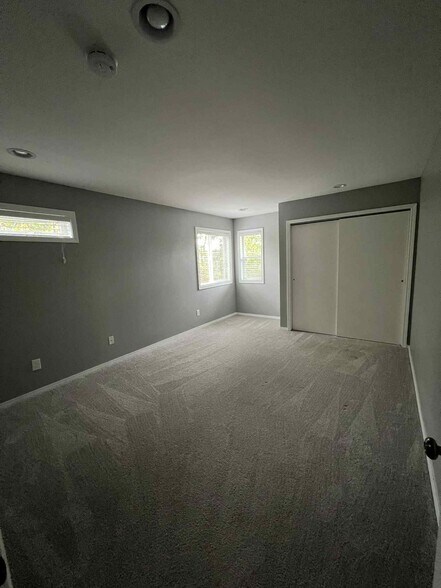 Building Photo - 1645 NE Grandview Blvd