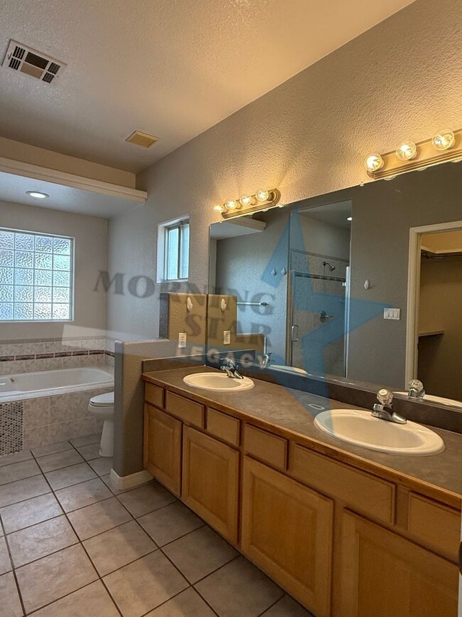 Building Photo - Spacious 3-Bedroom Home Off Roadrunner!