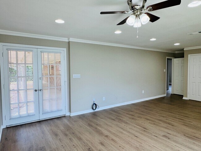Building Photo - Room to Roam, Comfort to Stay — This Updat...