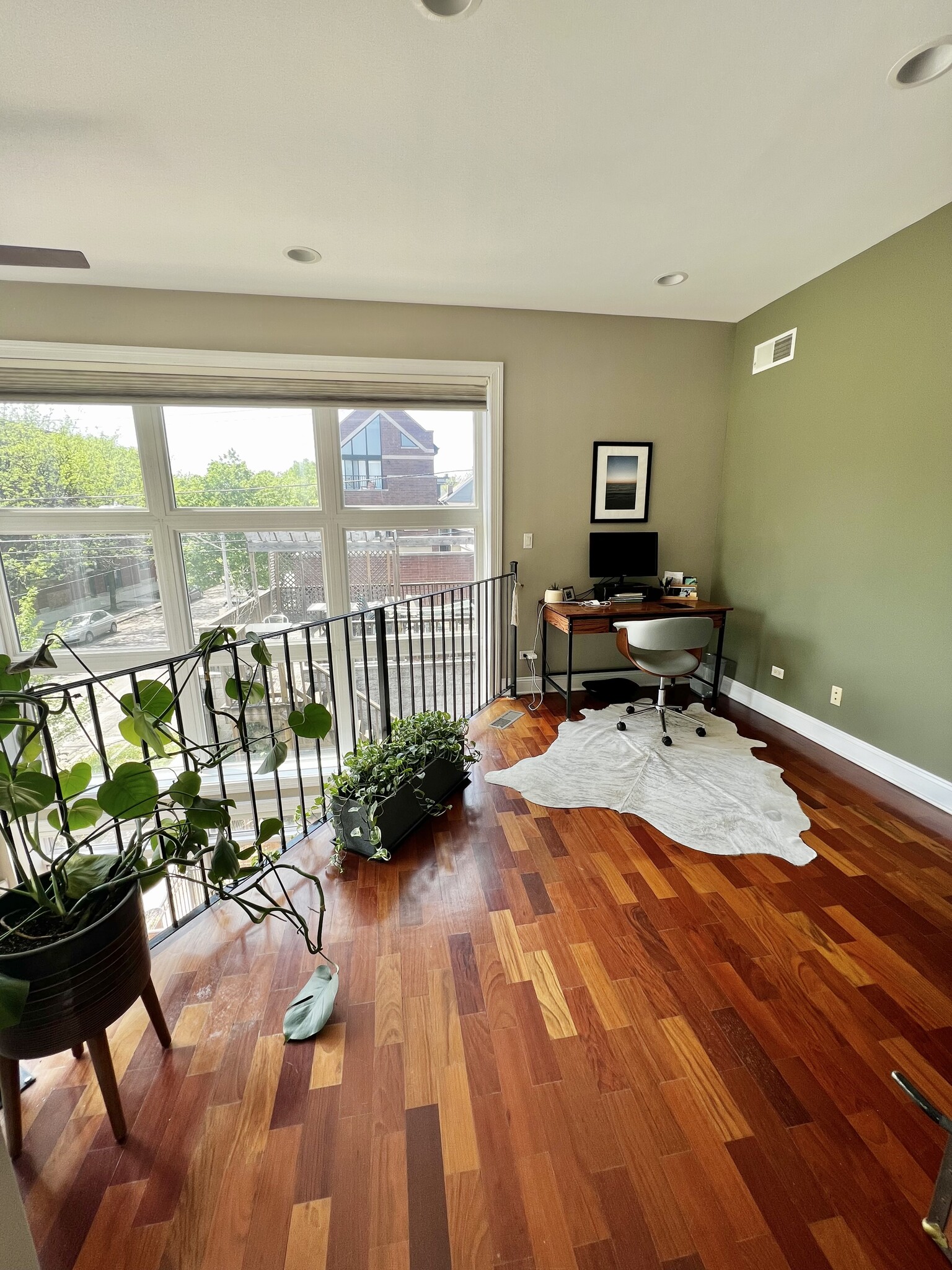 Interior balcony/ landing - 1700 N Talman Ave