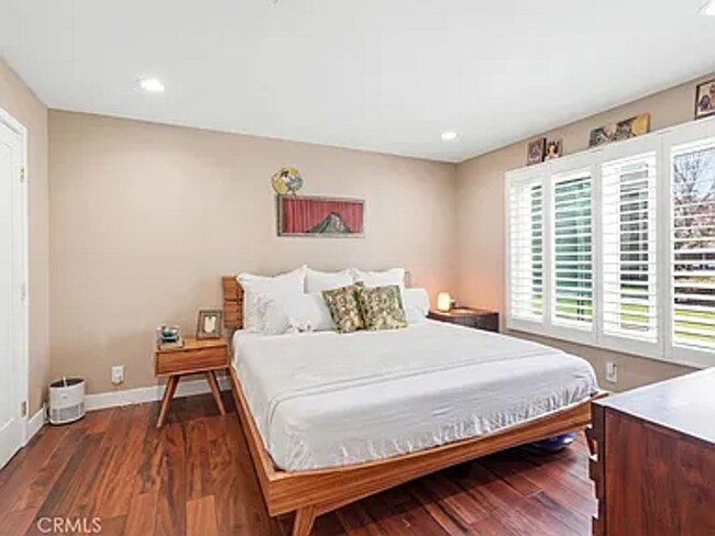 Building Photo - Newly Renovated 2BD Condo in Gated Community Now Available!