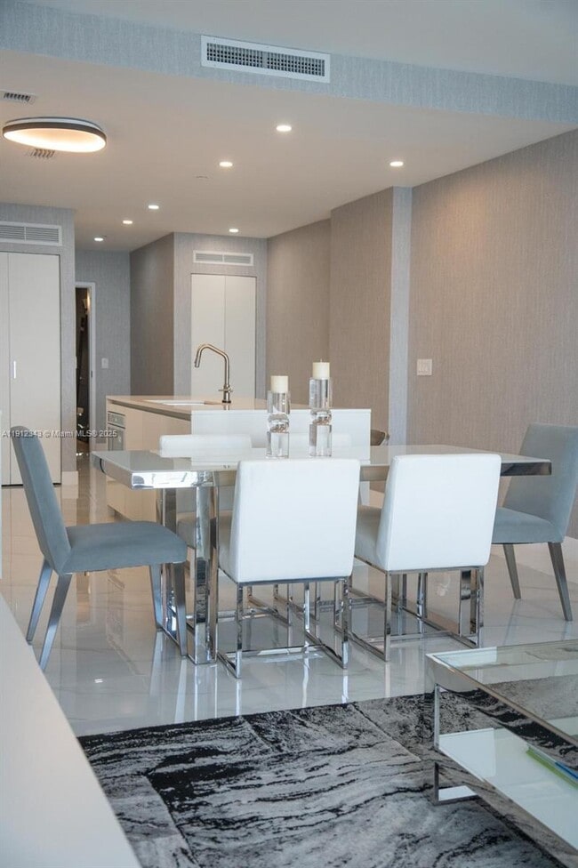 Building Photo - 700 NE 24th St