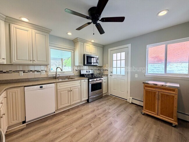 Building Photo - 521 Farnsworth St