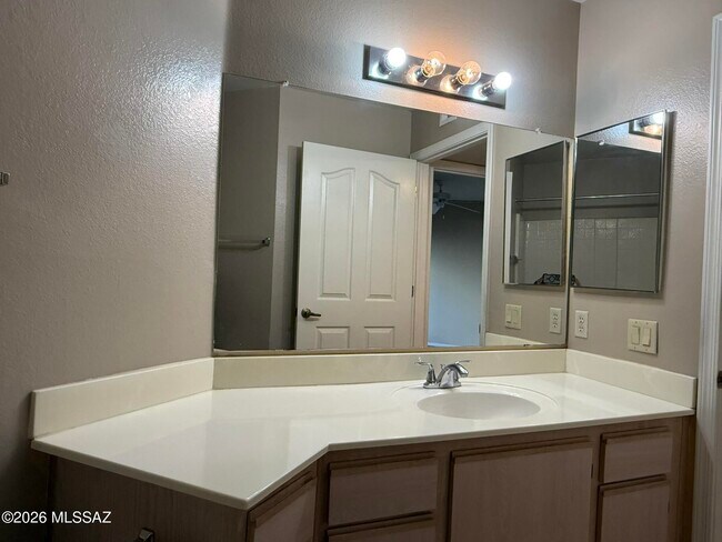 Building Photo - 5751 N Kolb Rd