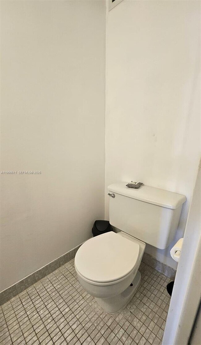 Building Photo - 1000 Parkview Dr