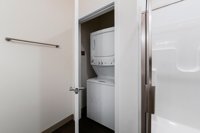 Building Photo - 2420 E Capitol Dr