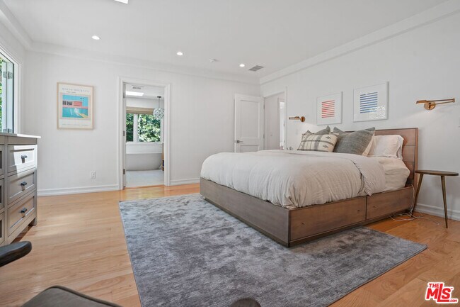 Building Photo - 215 S Medio Dr