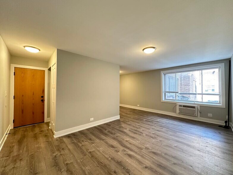 Building Photo - 535 W Surf St