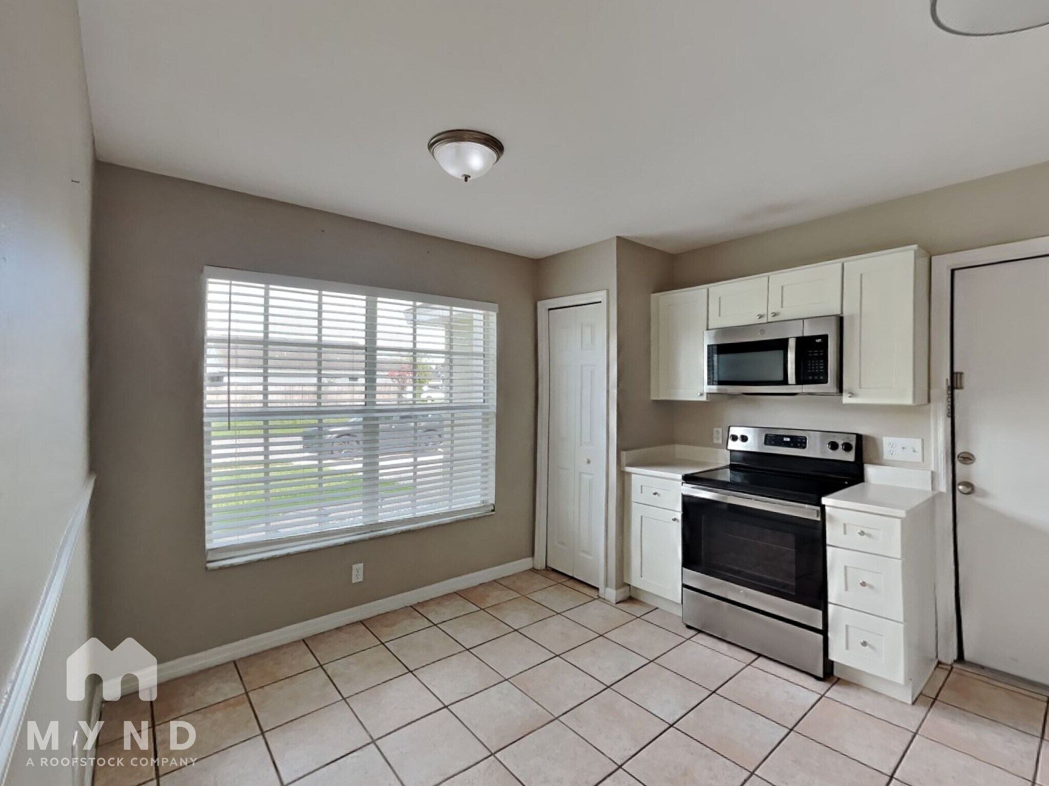 Building Photo - 4830 Fort Dodge St