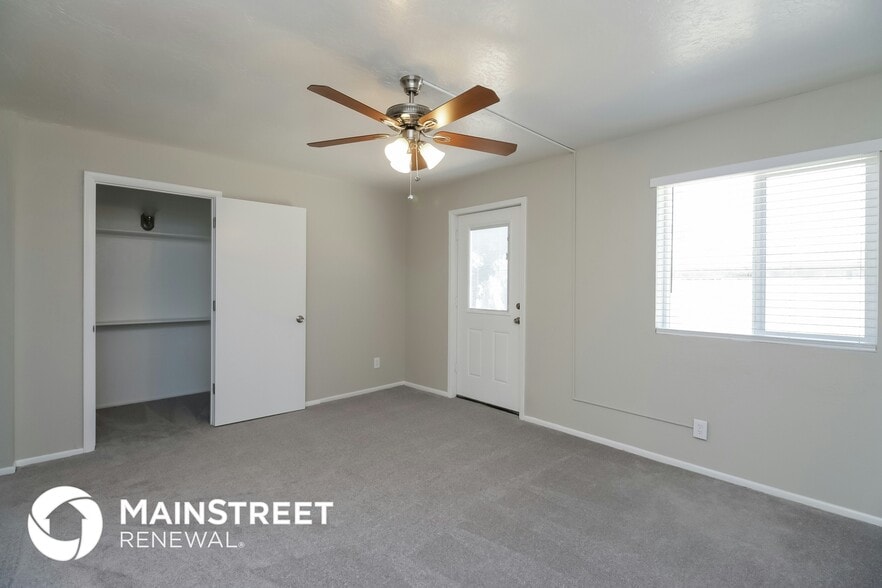 Building Photo - 2210 E Claire Dr