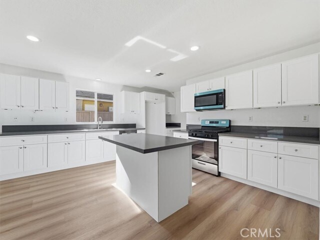 Building Photo - 2775 S Buena Vista Ave