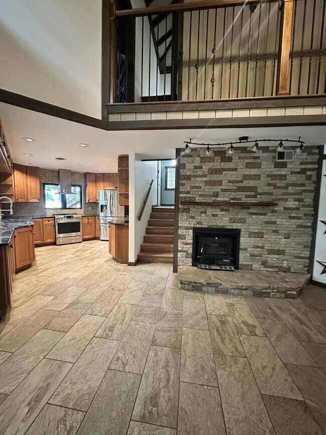 Building Photo - Beautiful Lake Front Property!