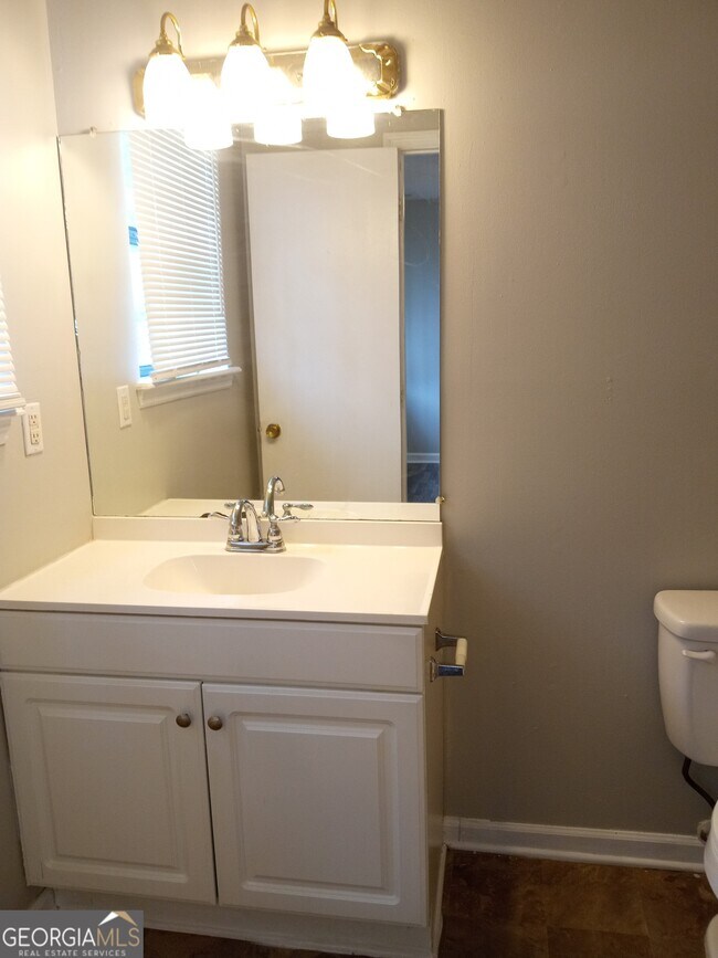 Building Photo - 2928 Dahlia Dr