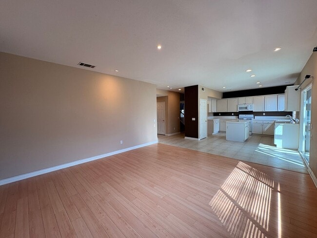 Building Photo - 4 Bed, 3 Bath in Corona!