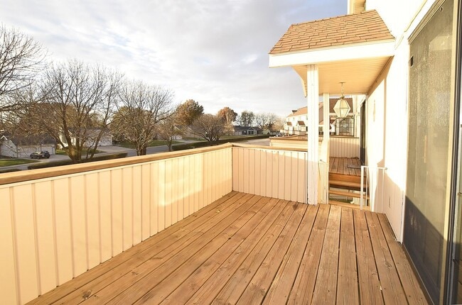 Building Photo - Two bedroom 1.5 bath townhome with 1 car g...