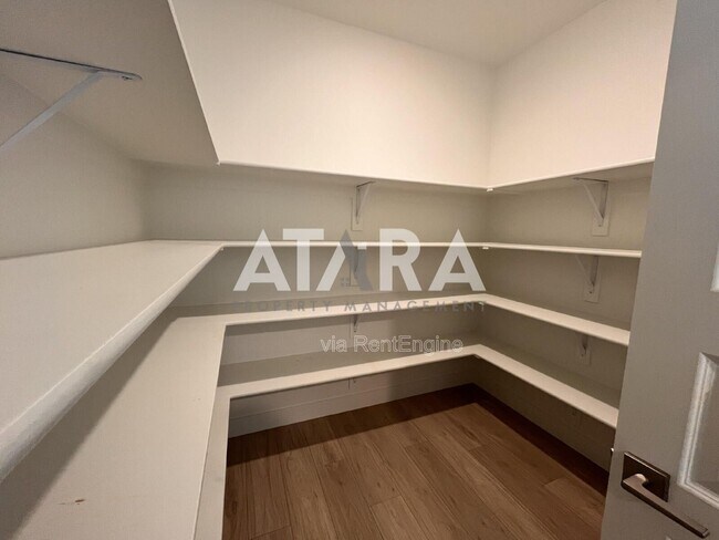Building Photo - 909 Sagehill Dr