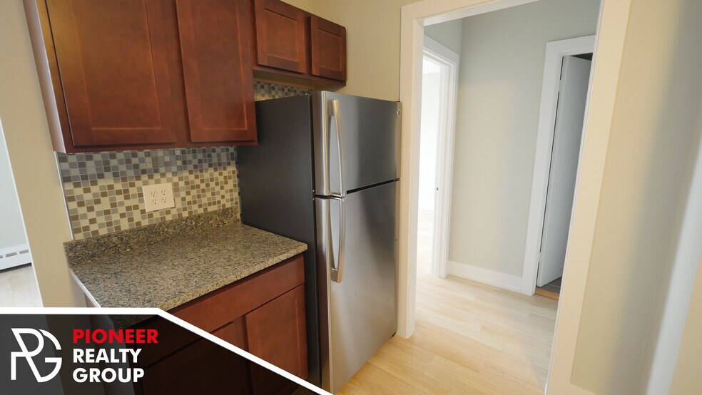 Building Photo - 433 W Wellington Ave