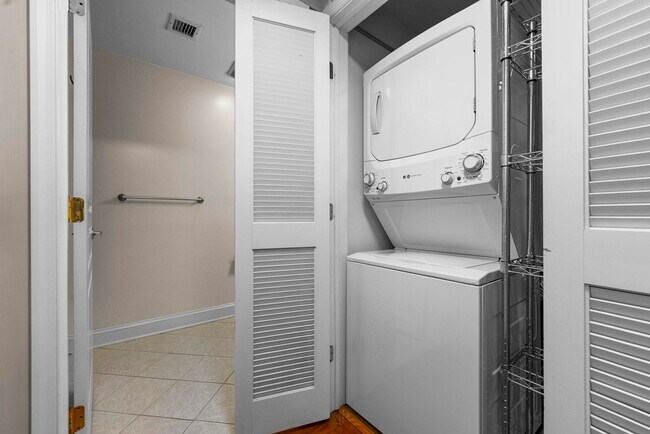 Building Photo - 727 Monroe St