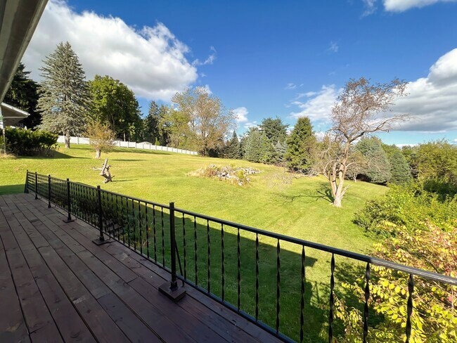 Building Photo - 512 Old Lane Rd