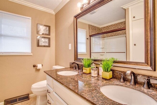 Building Photo - 1352 Chickasaw Dr