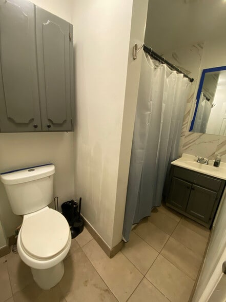 Building Photo - 636 E 121st Pl