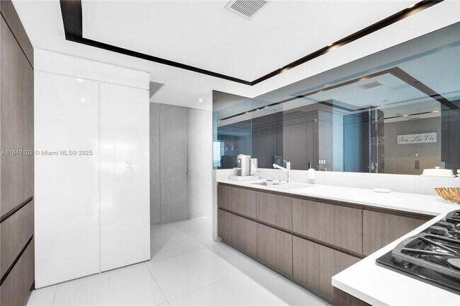 Building Photo - 3535 S Ocean Dr