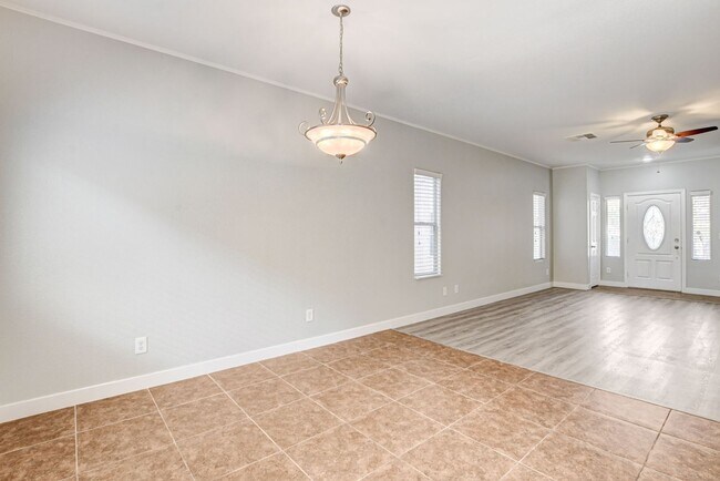Building Photo - Beautiful 4 bedroom 3 bath home in Mountai...