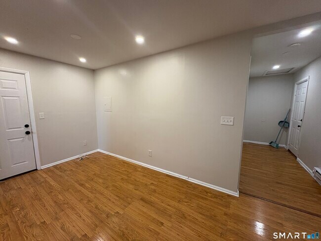 Building Photo - 568 Newfield Ave