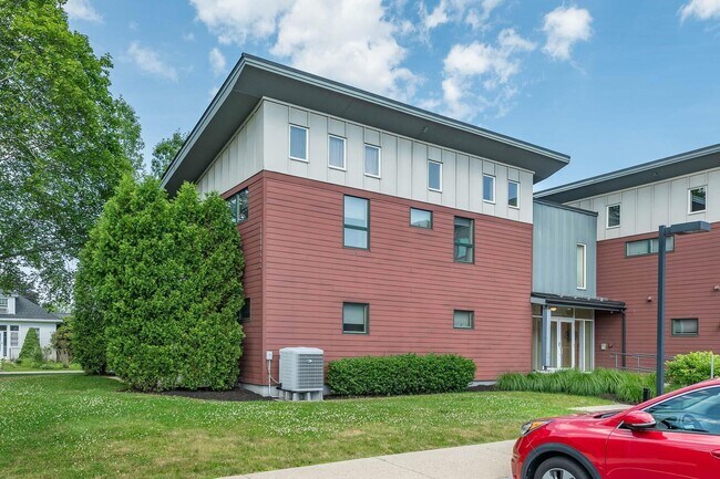 Building Photo - 659 Dennett St
