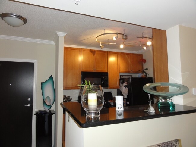 Upgraded kitchen w/granite countertops - 851 N Glebe Rd