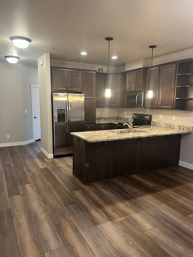 Building Photo - 2 Bedroom 2.5 Bath Townhome in desirable C...