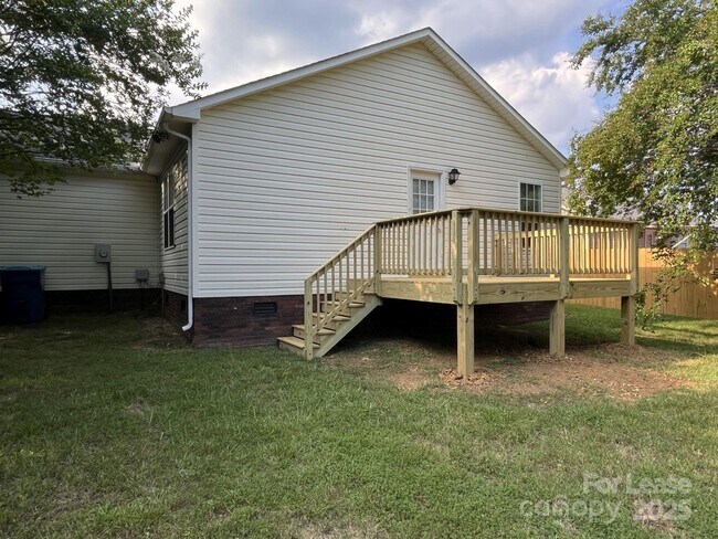 Building Photo - 1015 Piney Church Rd