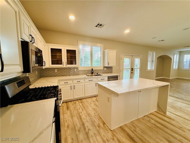 Building Photo - 777 Valley Rise Dr