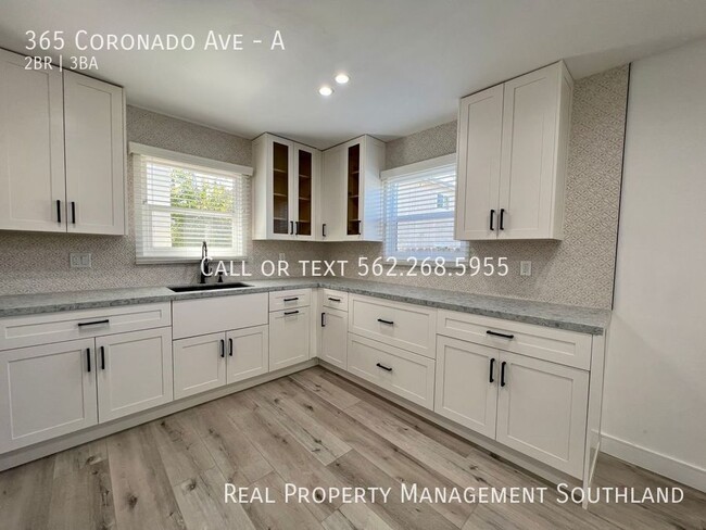 Building Photo - Stunning, Highly Upgraded 2 Bed / 2 Bath B...