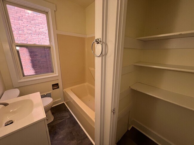 Building Photo - Now showing 2BR 1 Bath Townhouse!