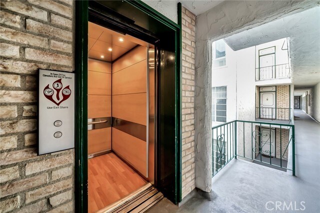 Building Photo - 5315 Zelzah Ave