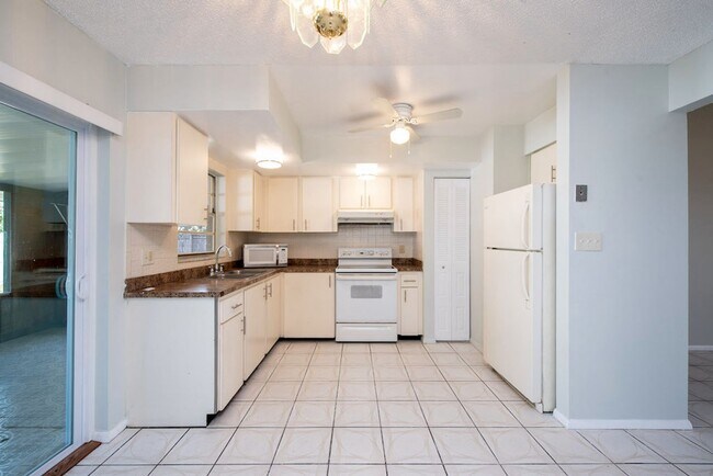 Building Photo - Cute 4/2 House In Buenaventura Lakes for Rent
