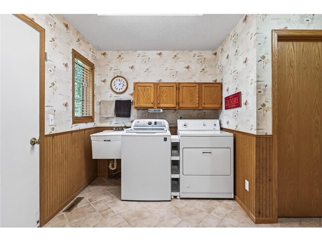 Building Photo - 4133 Sunset Trail N