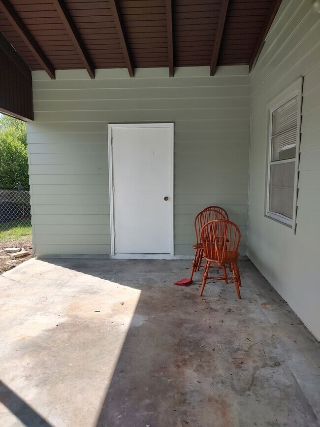 Building Photo - 2 Bedroom, 1 bath, freshly painted, new appliances